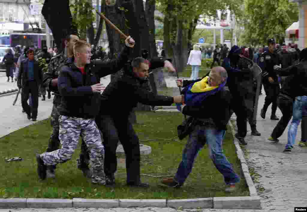 Người biểu tình ủng hộ Nga tấn công người biểu tình ủng hộ Ukraine tại Donetsk, ngày 28/4/2014.