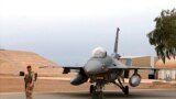 Иракский солдат стоит на страже возле истребителя ВВС Ирака F-16 американского производства на авиабазе в пригороде Багдада (Архивное фото).