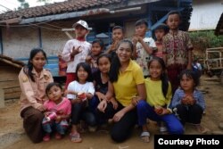 Miss Indonesia 2018 Alya Nurshabrina berfoto dengan warga Cimenyan, Kabupaten Bandung, Jawa Barat, di sela-sela program sosial Beauty with a Purpose (BWAP) bersama Odesa Indonesia. (Courtesy Photo: Star Media Nusantara)