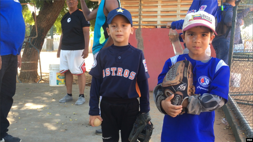 Christian Morillo y Diego García, de siete y cinco años, practican béisbol al menos tres veces a la semana en Venezuela.