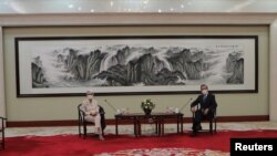 美國副國務卿謝爾曼2021年7月26日在天津與中國國務委員兼外交部長王毅舉行會面。（路透社）