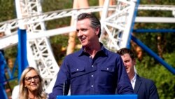 Gubernur California, Gavin Newsom menyambut para pengunjung taman hiburan Six Flags Magic Mountain di California, 16 Juni 2021 (dok: David Crane/The Orange County Register via AP)