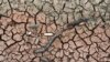 Vista del embalse seco La Concepción -que abastece al 30% de la capital hondureña- en Tegucigalpa. El Servicio Hondureño de Acueductos y Alcantarillados (SANAA) amplió el racionamiento de agua debido a una severa sequía provocada por el cambio climático.