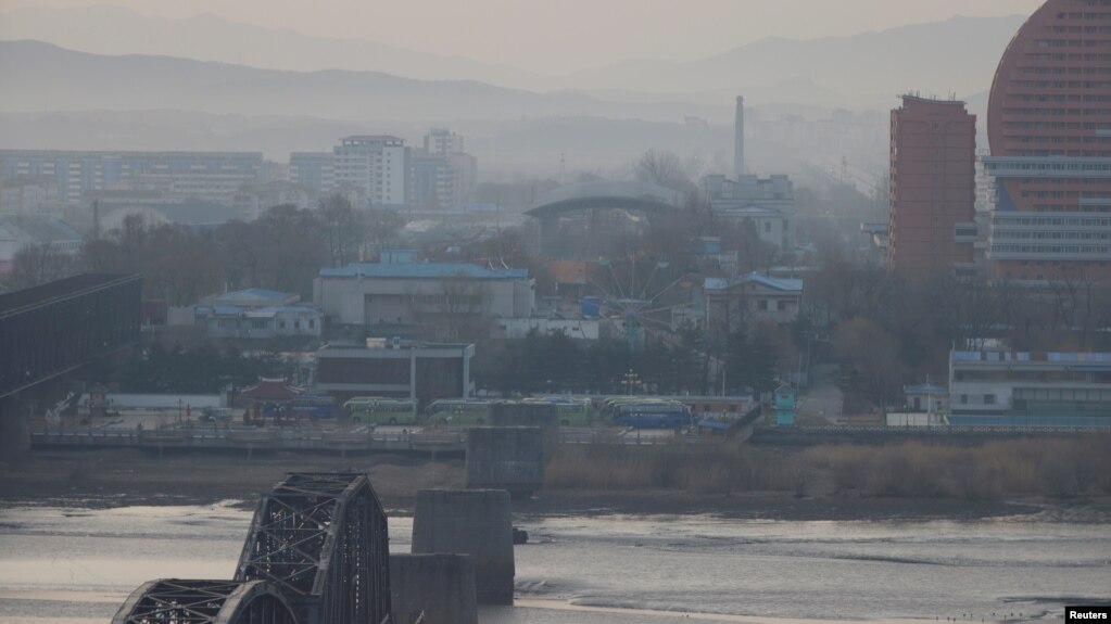 지난해 3월 북한 신의주에서 바라본 중국 단둥.