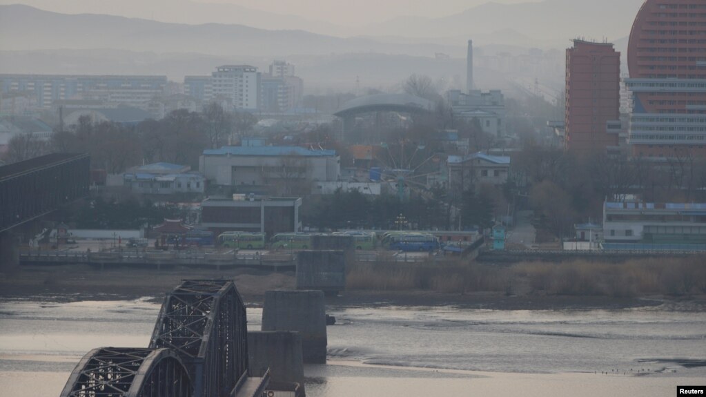 지난해 3월 중국 단둥에서 바라본 북한 신의주.