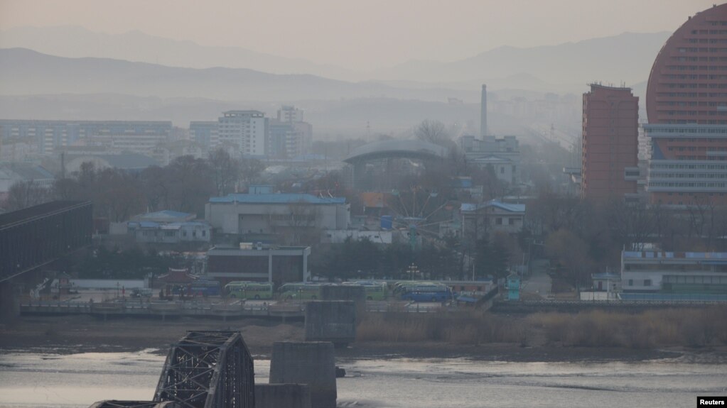 지난 3월 북한 신의주에서 바라본 중국 단둥. (자료사진)