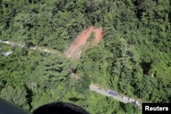 Una vista aérea muestra un deslizamiento de tierra causado por un terremoto en Yurimaguas, en la región amazónica, Perú, 26 de mayo de 2019.