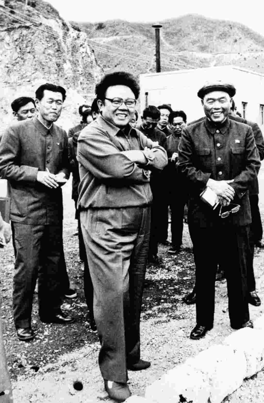 Kim Jong Il (tengah), putra Presiden Kim Il Sung yang sebelum kematian ayahnya sudah disiapkan menjadi penerus, mengunjungi sebuah tambang (foto: AFP).
