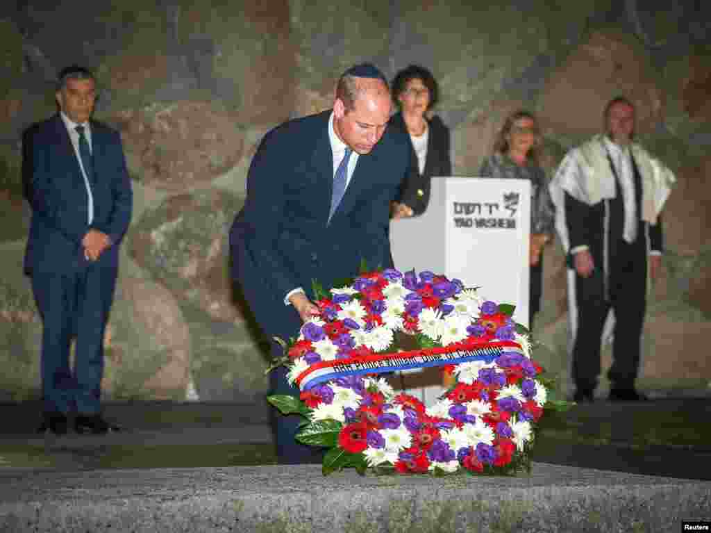 영국의 윌리엄 왕자가 홀로코스트 유대인 희생자들을 추모하기 위해 이스라엘 예루살렘에 세워진 추모시설인 야드 바쉠 추모관을 방문하고 있다.