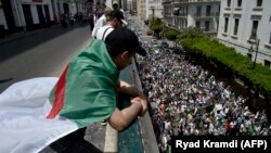 Demonstrasi di ibu kota Algiers pada 7 Juni 2019. Presiden sementara Aljazair Abdelkader Bensalah pada 6 Juni menyerukan "dialog" setelah pihak berwenang mengesampingkan mengadakan pemilihan yang direncanakan pada 4 Juli. (Foto: AFP/Ryad Kramdi)