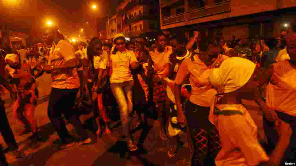 Les supporters ivoiriens célèbrent, à Abidjan, le sacre de leur équipe nationale après la victoire en finale à la CAN 2015 contre le Ghana, le 8 février 2015.