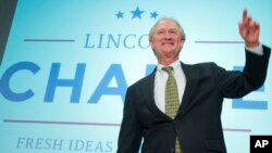 Former Rhode Island Governor Lincoln Chafee waves after announcing his candidacy for the Democratic presidential nomination during a speech at George Mason University in Arlington, Virginia, June 3, 2015.