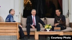 Presiden Joko Widodo berbincang dengan Mantan Perdana Menteri Inggris Tony Blair (tengah) dan CEO Softbank Masayoshi Son di Veranda, Istana Merdeka , Jakarta, Jumat, 28 Februari 2020. (Foto: Biro Setpres)