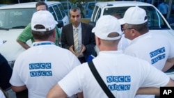 Người đứng đầu Tổ chức OSCE Paul Picard nói chuyện với các thành viên khác tại một khách sạn ở Rostov-on-Don, Nga.