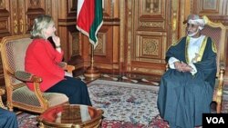 Pemimpin Yaman, Sultan Qaboos bin Said saat bertemu dengan Menlu AS Hillary Clinton di ibukota, Muscat, Januari lalu.