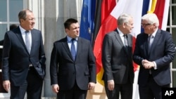 Тогдашний министр иностранных дел Германии Штайнмайер принимает коллег из Украины, России и Франции на переговорах в Берлине. 11 мая 2016. 