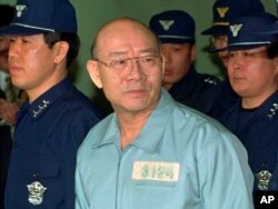 전두환 전 한국 대통령인 1996년 2월 26일 수의 차림으로 재판에 출석하고 있다.