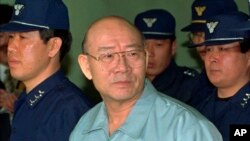 ဆိုးလ်မြို့ကတရားရရုံးကို အလုံခြုံရေးတွေနဲ့ ဝင်ရောက်လာတဲ့ ဖမ်းဆီးခံထားရတဲ့ တောင်ကိုးရီးယား စစ်အာဏာရှင်ဟောင်း ချန်ဒူးဝမ် (ဖေဖေါ်ဝါရီလ ၂၆၊ ၁၉၉၆)