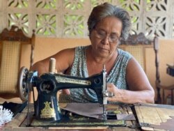 María del Carmen Membreño, de 67 años, confecciona mascarillas en su casa en Nicaragua.