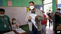 Херсон Гутьеррес – кандидат в президенты Никарагуа от оппозиции – на избирательном участке в Манагуа. 7 ноября 2021 г. 