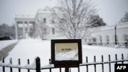 미국 동부에 폭설이 내린 지난 13일 워싱턴 백악관 주변에 눈이 쌓여있다.