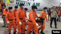 Tiga korban meninggal dunia jatuhnya pesawat PK OTW milik Rimbun Abadi Air tiba di Bandara Timika, Kamis (16/9/2021) pukul 08.30 WIT. (Twitter/@SAR_NASIONAL)