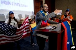 En esta foto de archivo del 9 de mayo de 2014, Gabriel Jiménez se dirige a venezolano-estadounidenses en el Capitolio, en Washington, durante un evento para presionar al gobierno de Barack Obama para que aplique sanciones al régimen del presidente de Venezuela, Nicolás Maduro.