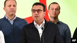 Premijer Severne Makedonije Zoran Zaev, u sredini, govori u centrali svoje partije, Socijaldemokratskog saveza Makedonije, u Skoplju, 31. oktobra 2021.