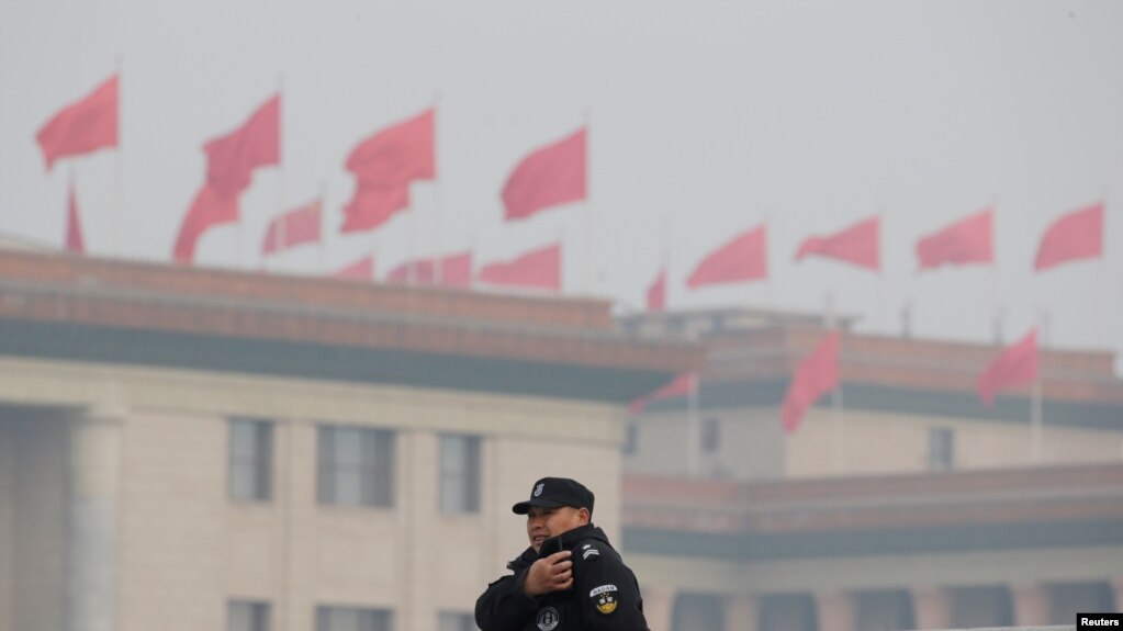 一名中国警察在即将召开两会的北京人大会堂附近执勤。（2019年3月1日）(photo:VOA)