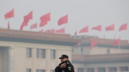 一名中国警察在即将召开两会的北京人大会堂附近执勤。（2019年3月1日）