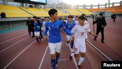 29일 한국 강원도 춘천시에서 열린 제5회 아리스포츠 국제유소년 축구대회 개막전이 끝난 후 남북한 선수가 손을 잡고 뛰고 있다. 