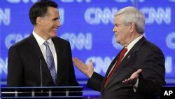 ທ່ານ Mitt Romney ອະດີດຜູ້ປົກຄອງລັດ Massachusetts ແລະທ່ານ Newt Gingrich ອະດີດປະທານສະພາຕໍ່າສະຫະລັດ ໂອ້ລົມກັນ ໃນລະຫວ່າງຢຸດພັກການໂຕ້ວາທີ ຂອງພັກ Republican ທີ່ລັດ ຟລໍຣີດາ,
ວັນທີ 27 ມັງກອນ 2012.