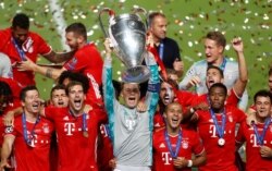 Para pemain Bayern Munich merayakan kemenangan setelah memenangi laga final Liga Champions melawan Paris Saint-Germain pada Agustus 2020.