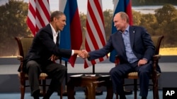 美国总统奥巴马与俄罗斯总统普京6月17日在北爱尔兰举行的8国首脑峰会上握手。（照片来源：路透社）