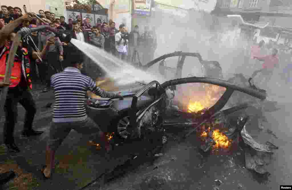이스라엘의 공습으로 불타는 차량. 이 차량에는 하마스의 군 최고사령관 아흐마드 알 자바리가 탑승하고 있었고 현장에서 사망했다.