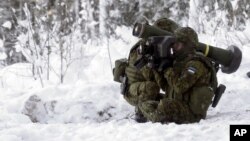 Tentara Estonia menghadiri latihan penembakan pertama menggunakan antitank baru Javelin, di Kuusalu, Estonia, 22 Januari 2016.