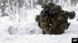 Естонський військовий проводить постріл з системи "Джавелін" під час навчань