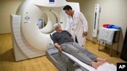 2015年5月19日核醫學技師在喬治敦大學醫院為病人進行PET掃描