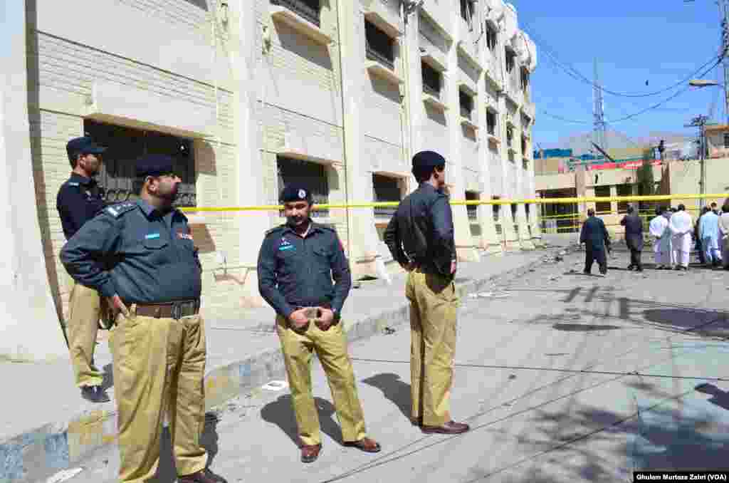 منگل کو بلوچستان میں تمام سرکاری و نجی عمارتوں پر قومی پرچم سرنگوں ہے۔