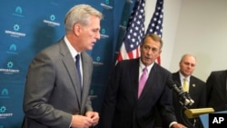 Kiongozi wa walio wengi bungeni Kevin McCarthy akiwa na spika anayestaafu John Boehner wakati mkutano huko Capitol Hill in Washington, Oktoba. 7, 2015.