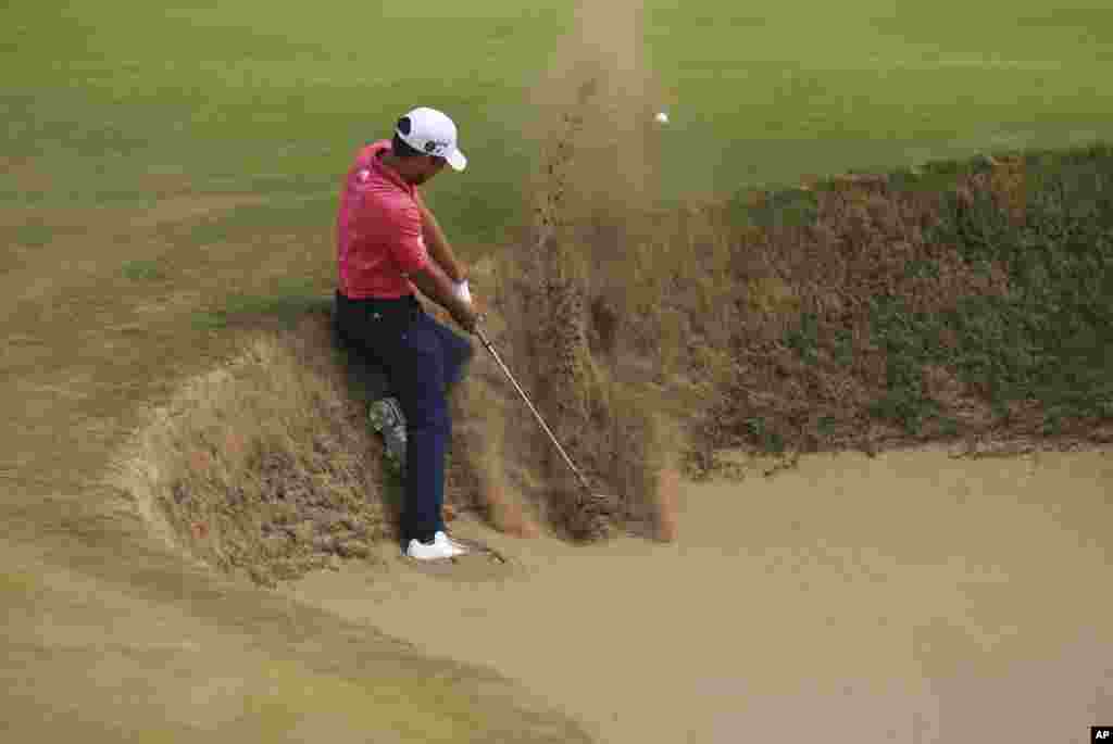 កីឡាករ Xander Schauffele មកពីសហរដ្ឋអាមេរិកវាយកូនហ្គោលចេញពីក្រហូងដីមួយនៅក្នុងការប្រកួត British Open Golf Championship នៅក្នុងក្រុង Carnoustie ប្រទេសស្កុតលែន។