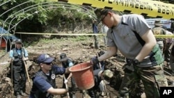 2009년 한국에서 미군 유해 발굴 작업 중인 미 합동전쟁포로실종자사령부 요원들. (자료사진)
