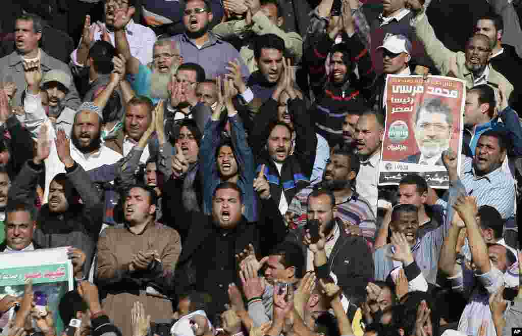 Supporters of the Muslim Brotherhood and Egyptian President Mohamed Morsi chant slogans during the funeral of three victims who were killed during Wednesday&#39;s clashes outside Al-Azhar mosque, Cairo, Egypt, December 7, 2012.