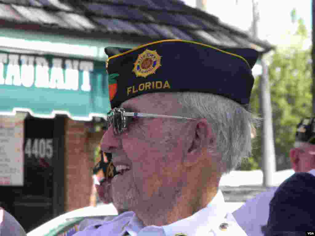 Los veteranos de guerra celebran y son celebrados en el día de la Independencia en Estados Unidos.