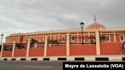 Vista lateral da Assembleia Nacional de Angola, Luanda