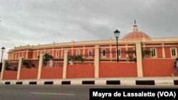 Vista lateral da Assembleia Nacional de Angola, Luanda