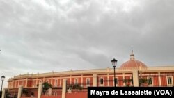 Vista lateral da Assembleia Nacional de Angola, Luanda