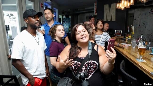 活動人士在佛羅里達州一間餐館舉行無口罩聚會抗議政府強制性戴口罩規定（路透社2020年7月11日）