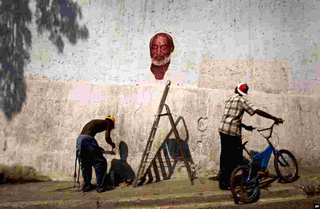 President-elect of Haiti Rene Preval speaks with Cuban President Fidel Castro at the Revolution Palace in Havana, Cuba, Thursday, April 13, 2006. Preval was invited by Castro to visit Cuba.(AP Photo/ Javier Galeano)