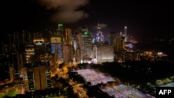 Puluhan ribu warga di Taman Victoria, Hong Kong menyalakan lilin untuk memperingati 24 tahun tragedi Tiananmen di Beijing, China, Selasa (4/6).